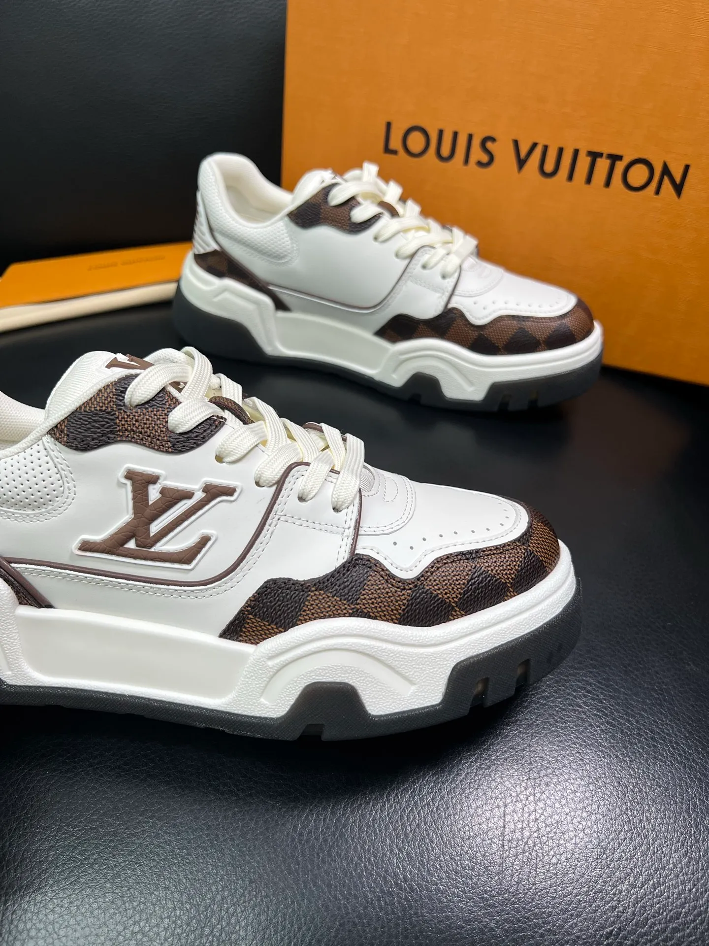 Men's shoes 💰900 Lv top purchase Louis Vuitton, counter synchronization, uppers imported from Italy cowhide, imported mesh padding soft and comfortable, soles: original soles specially provided by the original factory, T men's shoes 💰U exclusive movable molded soles super comfortable, original factory and single goods, high quality, welcome to compare, code number 38-44 (customized 45) 85883
